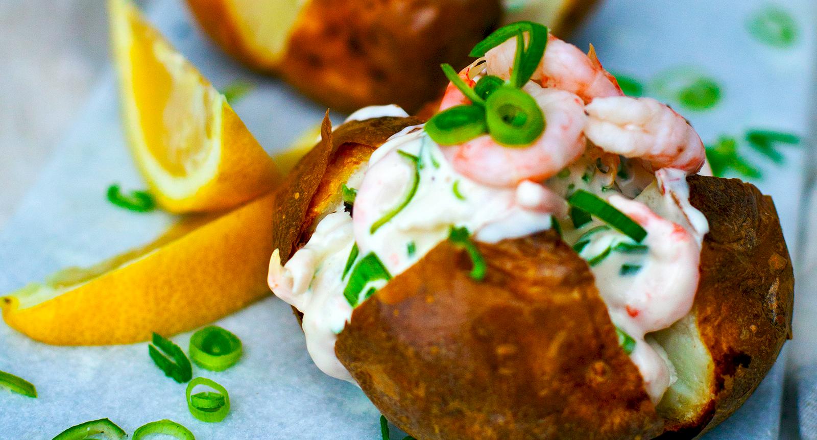 Bakad potatis med krämig skagenröra