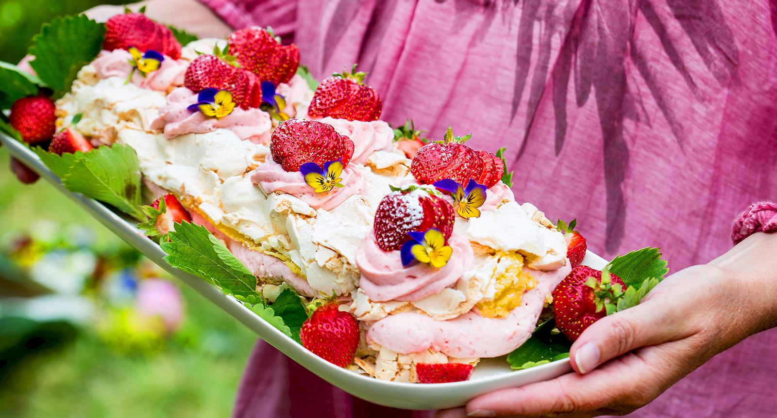 Midsommartårta med krämig jordgubbsmousse