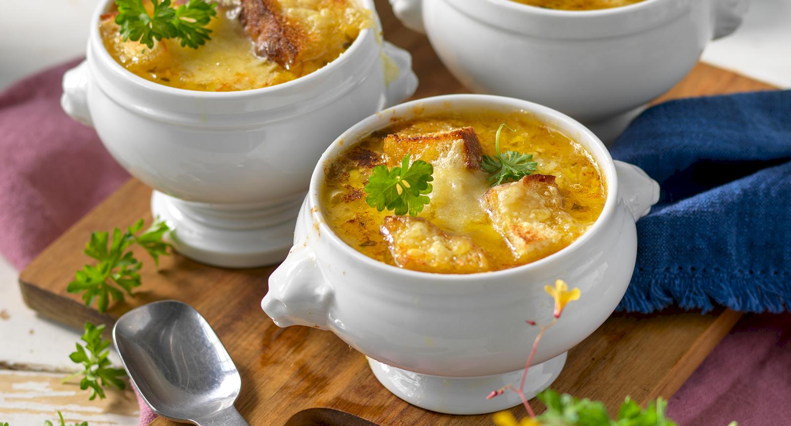 Gratinerad löksoppa med surdegsbröd