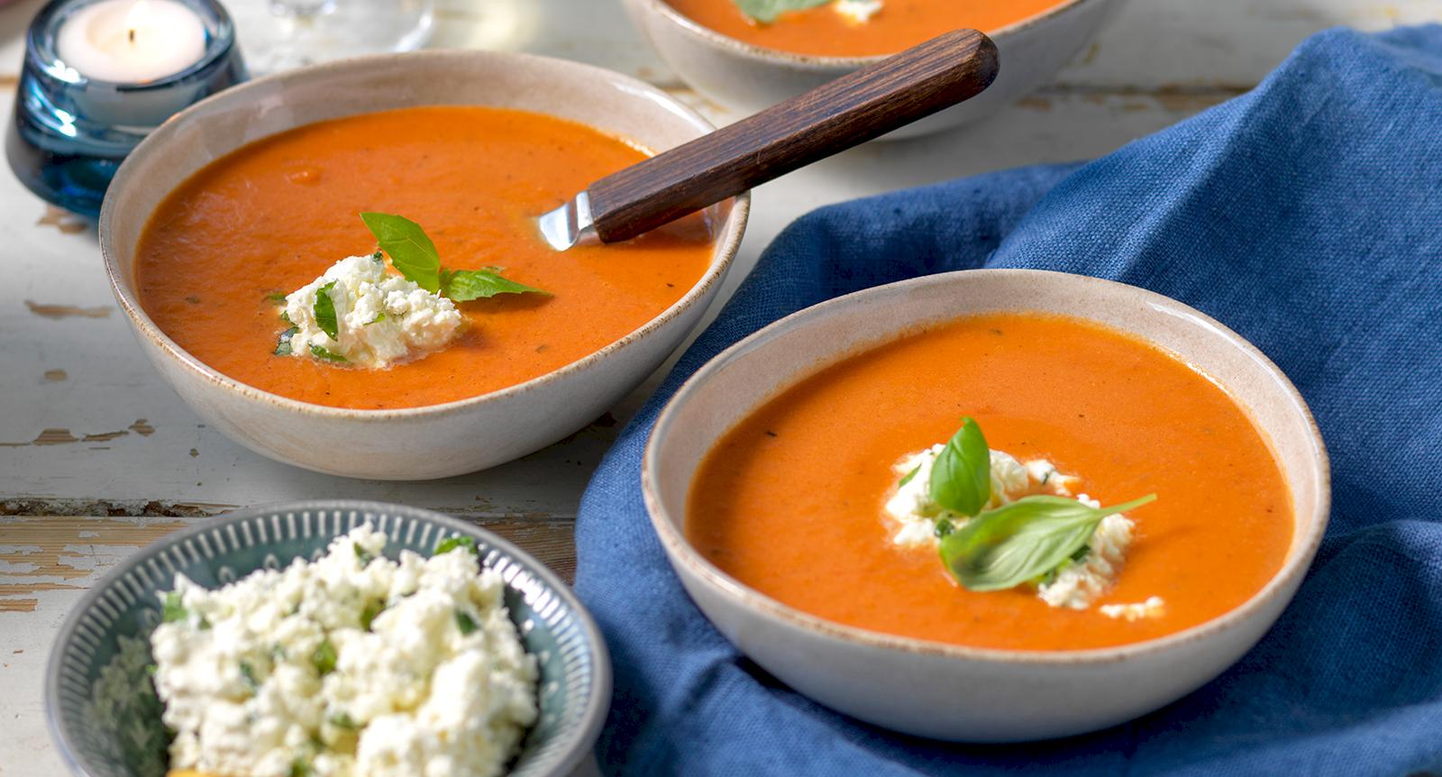 Tomatsoppa med fetaost- och örtkräm
