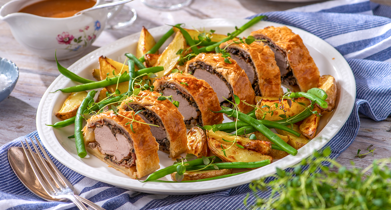 Smördegsinbakad fläskfilé med champinjoner