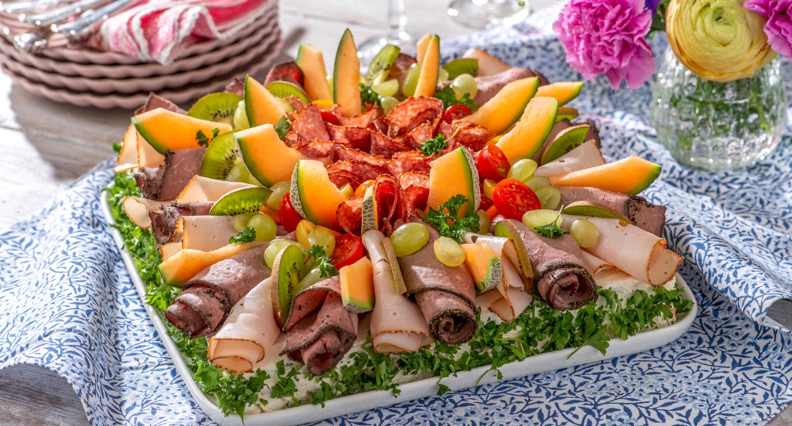 Smörgåstårta med frukt och kallskuret kött