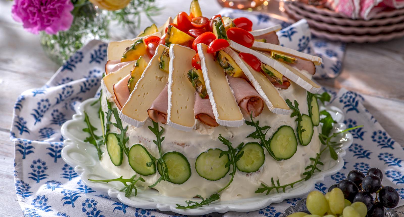 Smörgåstårta med brieost och ananas