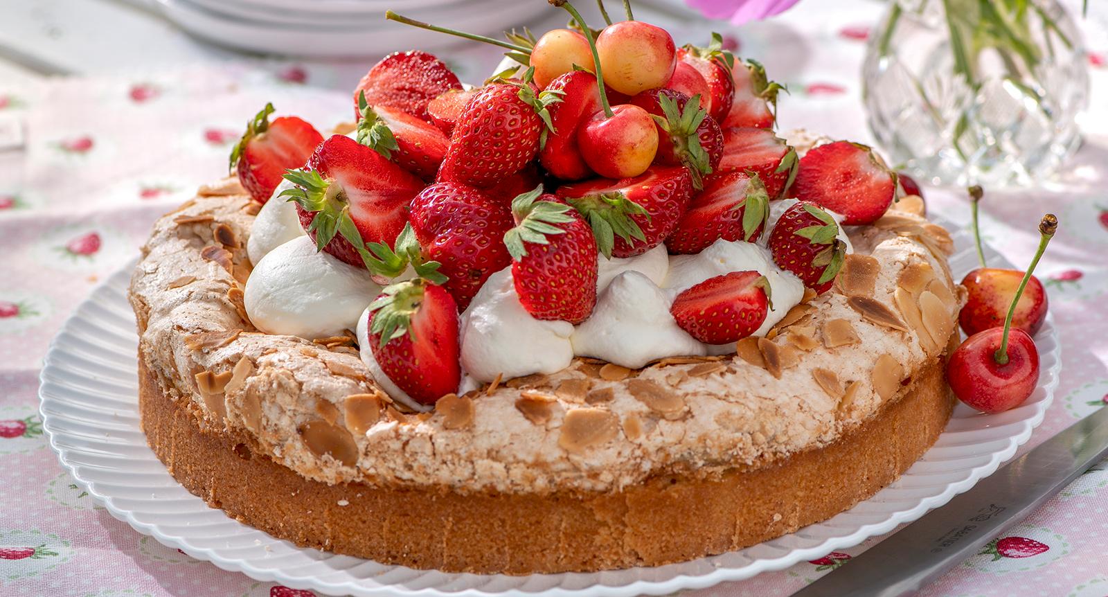 Pinocchiokladdkaka med jordgubbar