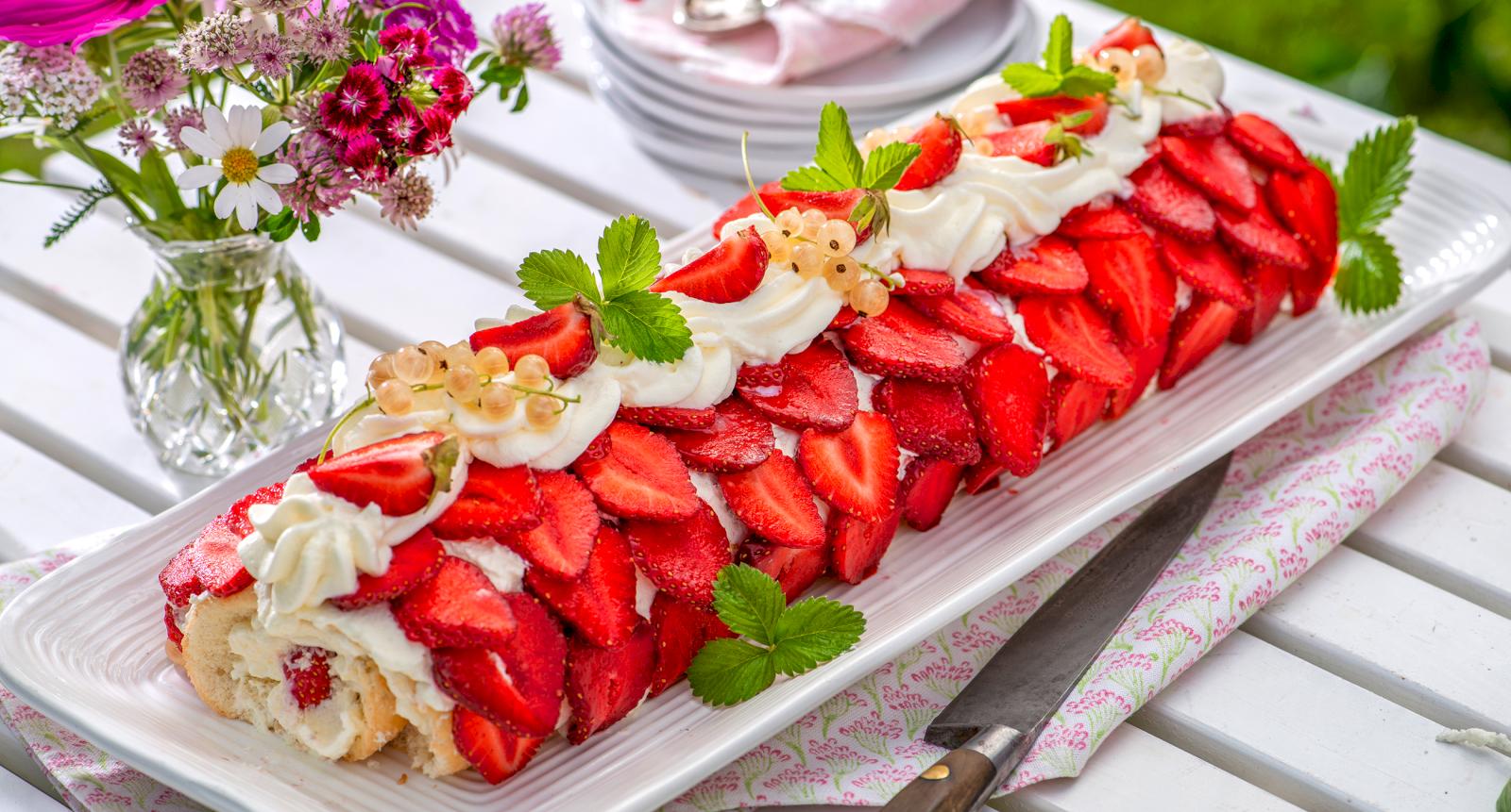 Jordgubbsrulltårta med vit choklad