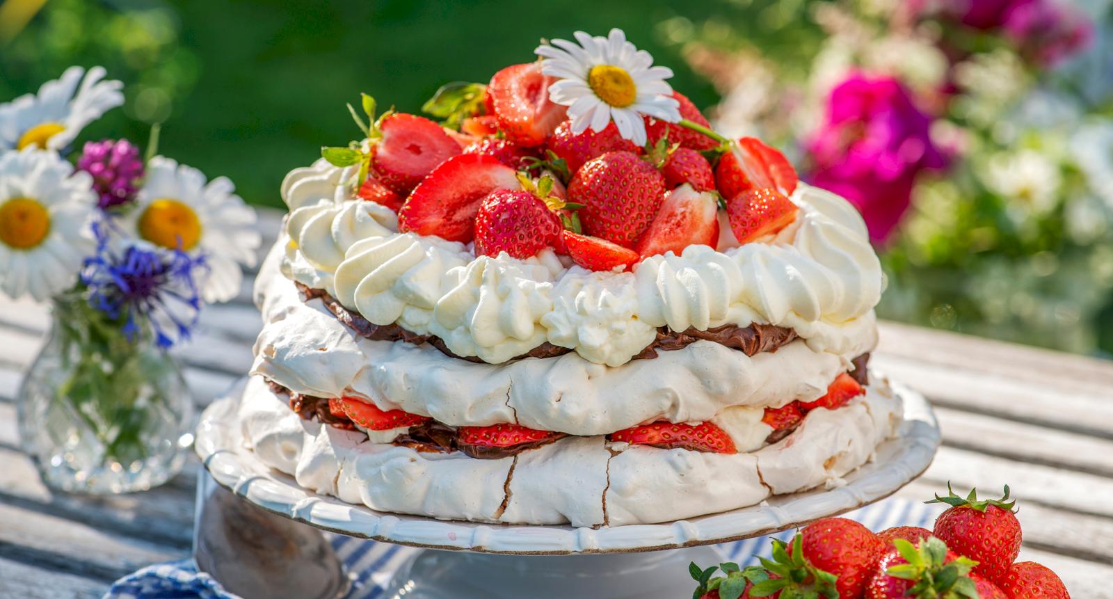 Marängtårta med chokladkräm och jordgubbar