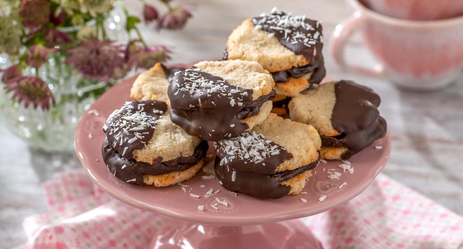Lättsötade mandelkakor med chokladkräm