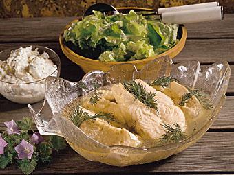 Inkokt lax med örtsås