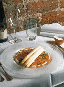 Laxcarpaccio med färsk sparris och limesås