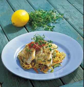 Marinerad torskfilé med nudlar och tomatsås