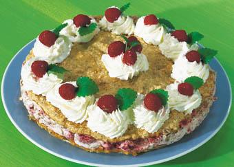 Marängtårta med hallon och nougat.