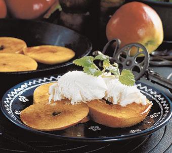 Smörstekta äpplen med farin och vaniljglass