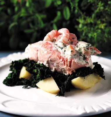 Räk- och örtfylld lax med spenatpotatis