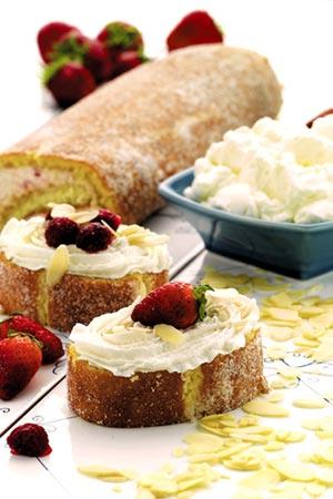 Bärfylld rulltårta