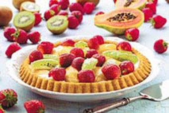 Mandelkaka med frukt och bär