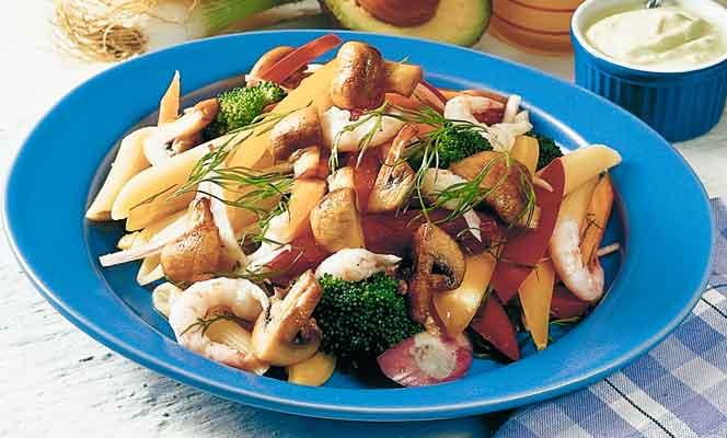 Pastasallad med räkor och avokadokräm