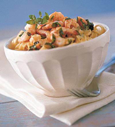 Pasta med räkor, papaya och örter