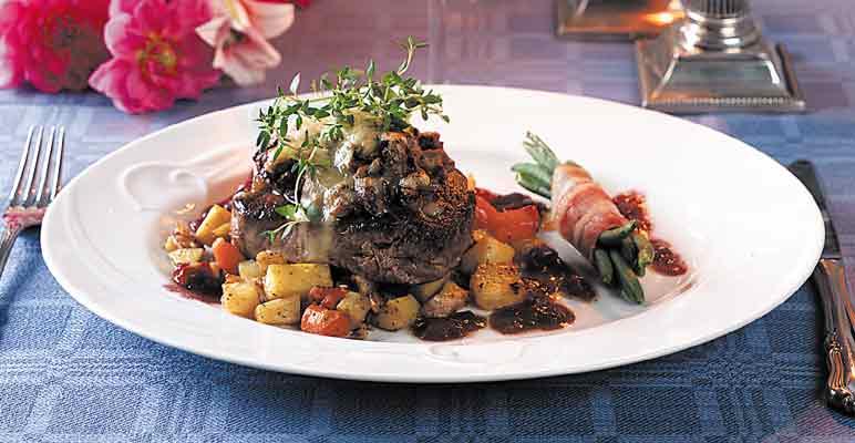 Biff på rotfruktspytt med rödlökssås