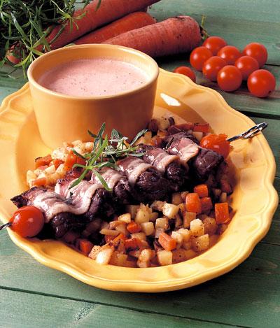 Biffspett med stekt potatis och barbecuesås