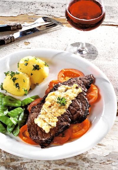 Gorgonzolagratinerad lövbiff på tomatbädd