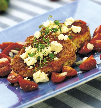 Squashbiffar med fetaost och tomatsallad