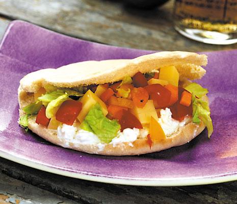 Ostsallad i pitabröd