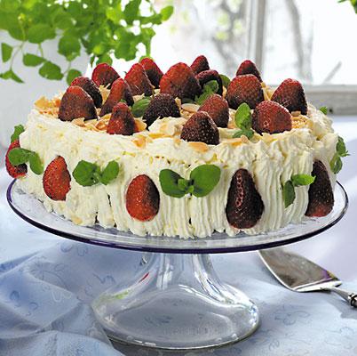 Jordgubbstårta med fläderblomskräm