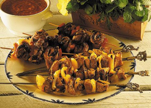 Medelhavsspett med gul paprika och snurrspett med kanelfläsk och röd paprika