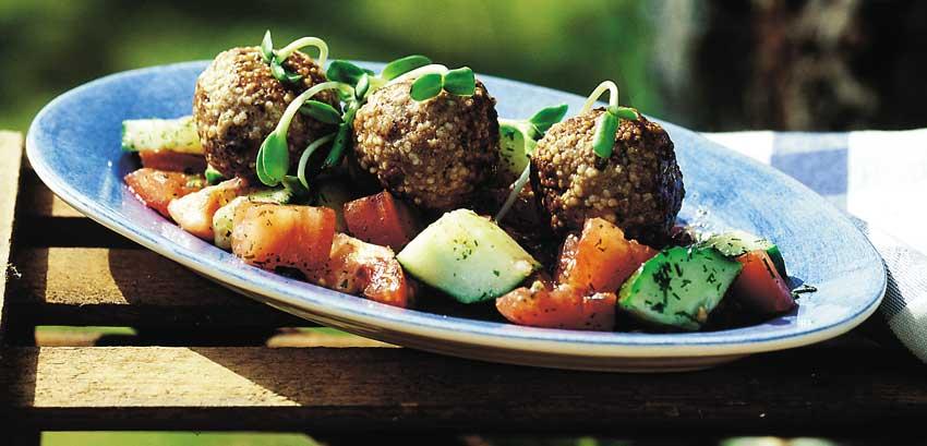 Spännande köttbullar med tomat- och gurksalsa