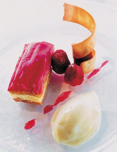 Rabarberglaserad Key lime tarte med sirapsflarn och rabarbersorbet