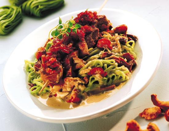 Spenatnudlar med rödlöksglaserade spett