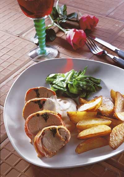 Örtfylld fläskfilé med bacon