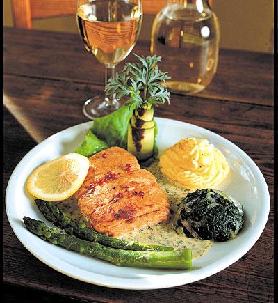 Lättrimmad lax med dillsmörsås och spenatboll