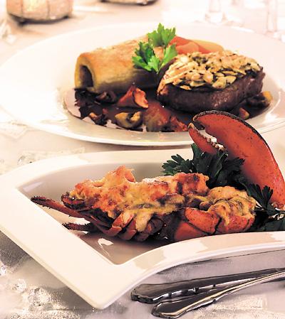 Oxfilé med mandeltäcke, rödvinssås och potatisrulle