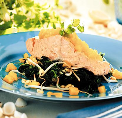 Laxspett med gult ris och skummig sås