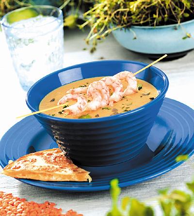 Örtsoppa med marinerade räkor och chilitortillas
