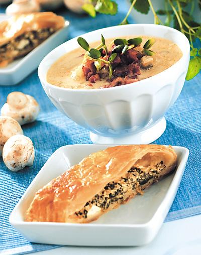 Svampsoppa med bacontopp och smördegslängd