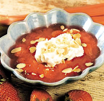 Rabarber och jordgubbar med mandelgrädde