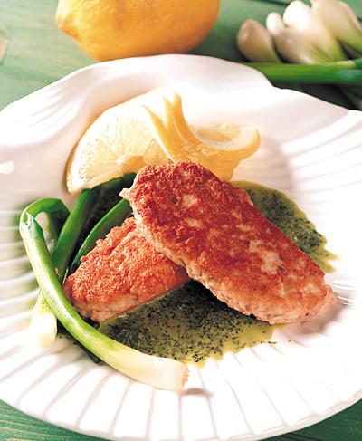 Laxjärpar med nässelsås, färsk potatis och vårlökar