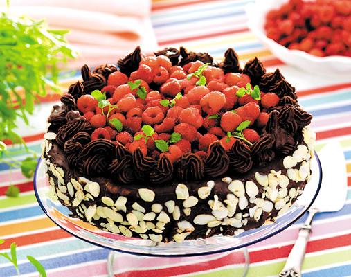 Festtårta med hallon och chokladtryffel