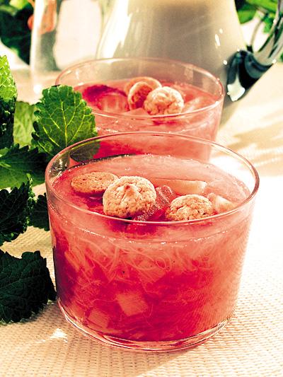 Lätt dessert med rabarber och jordgubbar