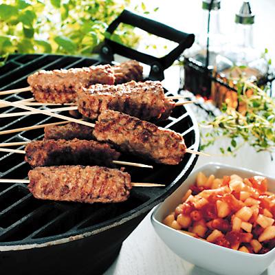 Fylld färs på spett med äppelsalsa