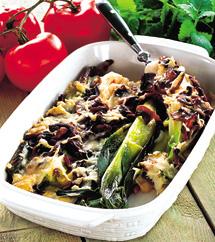 Festlig grön purjogratäng med svamp