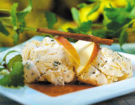 Äppelparfait med citronbasilika och kanelsås