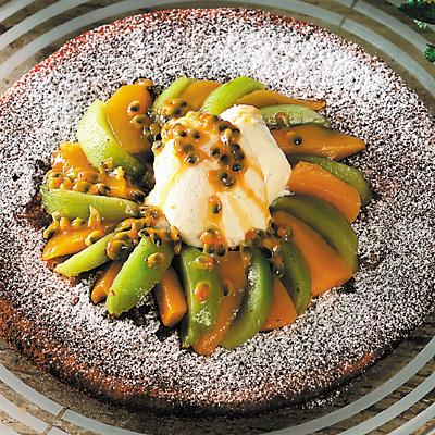 Mjuk mandelkaka med frukt och glass