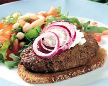 Biff på rågbröd med bönsallad