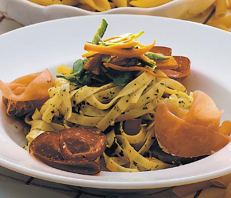 Örtpasta med skinka och salami