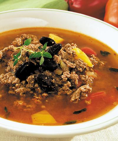 Köttfärssoppa toppad med bönor och timjan