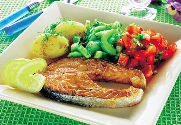Laxkotlett med tomatsalsa och gurksallad