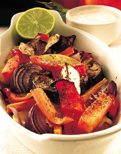 Potatis och rotsaker i ugn, med limeyoghurt